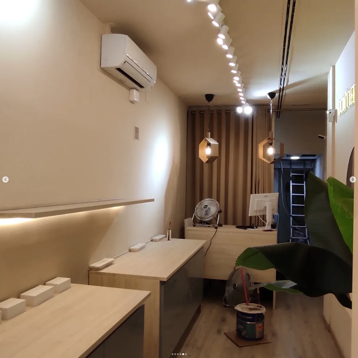 Aire acondicionado instalado en un interior con acabados de madera clara
